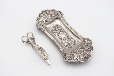 Bandeja e tesoura de morrões em prata com elementos vegetalistas e flores